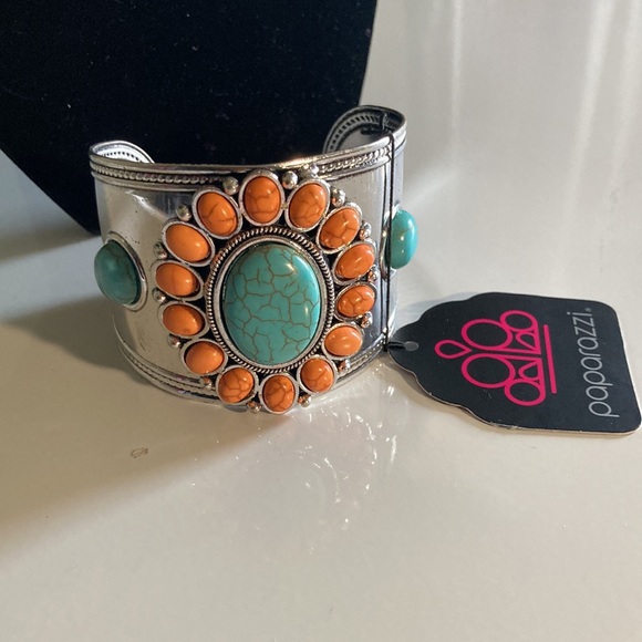 NWT Paparazzi Fashion Fix Necklace with Earrings and Bracelet - Picture 3 of 6